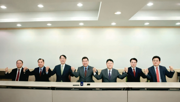오는 4월5일(주일) 오후3시 동서대학교 특설무대에서 개최될 '2026년 부산부활절연합예배' 준비를 앞두고 4개 단체가 기잔회견을 가졋다. 사진은 좌로부터 부산교회총연합회 목사상임회장 김영완 목사(고신, 하단교회), 부산교회희망연합 대표 송형섭 목사(기성/드림교회), 부산성시화운동본부 본부장 권종오 목사(고신/안락제일교회), 부산기독교총연합회 대표회장 박상철 목사(기성/모리아교회), 부산교회총연합회 대표회장 김형근 목사(기하성/순복음금정교회), 부산기독교총연합회 목사상임회장 백승기 목사(기침/백향목교회), 부산기독교총연합회 사무총장 조용백 목사(합동/새우리교회)