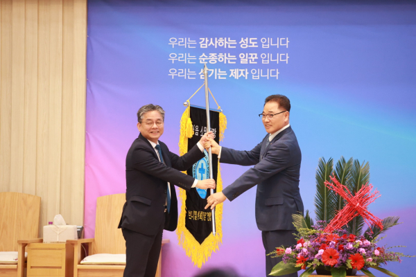 이임회장이 신임회장에게 회기 이양