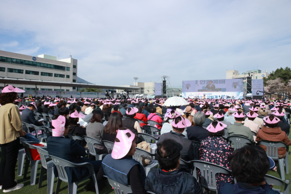 지난 4월 5일(주일) 오후 3시 동서대학교·경남정보대학교 운동장 특설무대에서 예수 그리스도의 부활을 기념하는 ‘2026 부산부활절연합예배’가 “최강 능력 십자가! 부활”이라는 주제로 성대하게 열렸다.