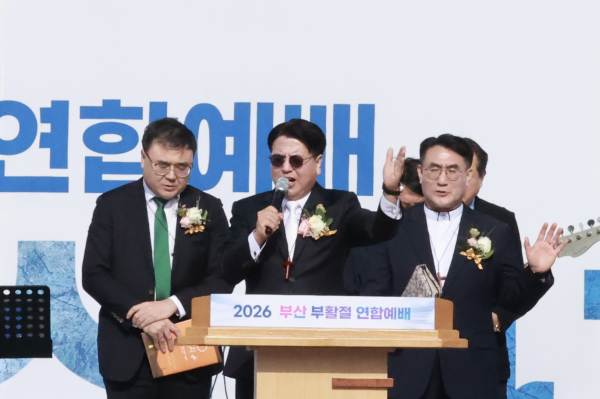 준비위원장 백승기 목사(백향목교회)의 합심기도 인도