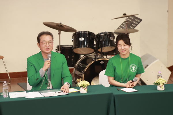 김해한사랑병원 원장 신진규 전문의(좌)와 심리치료사 이아롱 코디네이터가 참여한 토크콘서트.