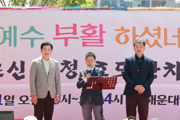 특별히 6.3지방선거 해운대구청장에 출마하는 김성수 현 구청장과 홍순헌 전 구청장이 무대에 등단, 어르신들에게 인사했다.
