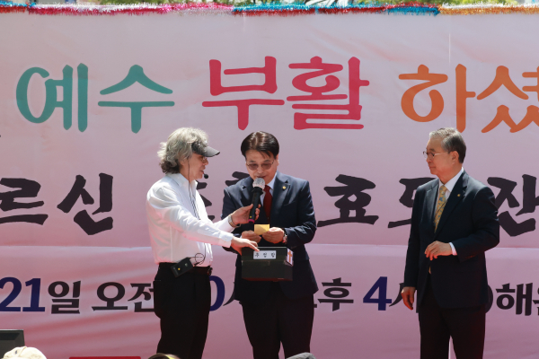 행사를 주관한 ‘섬김과 나눔의 사람들’ 대표 백인기 집사가 사회를 맡아 상품권 추첨 등 다채로운 순서를 진행했다.