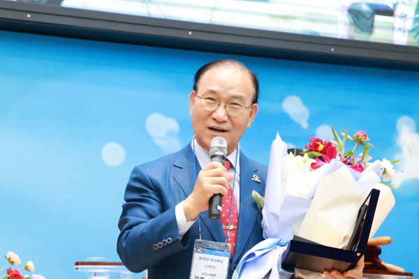 오는 31일 원로목사 추대를 앞둔 평택순복음교회 강헌식 목사에게 공로패가 수여돼 총대원들의 박수와 축하를 받았다.