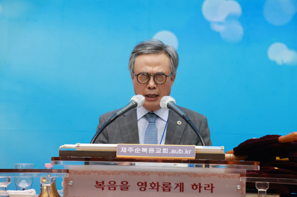 세계평화와 대한민국의 정치·사회 안정, 총회와 지방회, 교회와 교역자들을 위해 인천동지방회 회장 성한용 목사가 특별 기도했다.