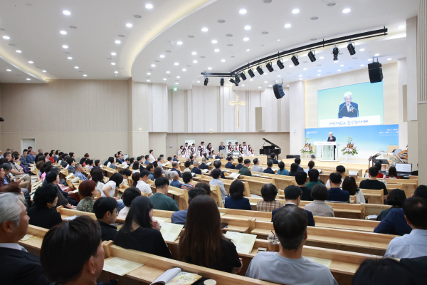 지난 5월17일(주일) 오후 3시 대연제일교회 3층 본당에서 교계 인사와 성도들이 참석한 가운데 드려진 ‘헌당감사예배’는 새 성전을 통해 지역 복음화와 다음세대를 위한 사명을 더욱 힘있게 감당할 것을 다짐했다.