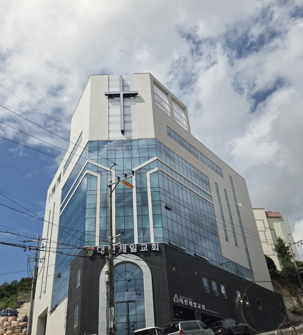 대연제일교회 새성전은 지하 1층과 지상 6층(옥상) 규모로 건축됐으며, 74년의 역사를 지닌 대연제일교회의 새성전은 △지하 1층 및 지상 △1층은 주차장 △2층은 카페, 소예배실 및 키즈카페, 사무실 △3층은 본당, 방송실, 자모실, 새가족실 △4층은 목양실, 교역자실, 회의실, 쉐마(1,2,3), 아동부실, 재정부실, 성가대실 △5층은 식당, 소그룹실 1,2,3,4. 실버 휴게실 △6층(옥상) 스카이라운지로 꾸며져 있다.