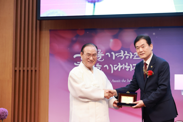 총회장 함동근 목사(우측/순복음한성교회)는 총회 공로목사 추대패를 증정하며 그동안의 헌신과 공로를 치하했다.