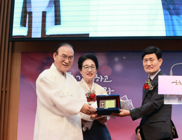 경기남지방회 회장 이병옥 목사(순복음밀알교회)가 강헌식 목사에게 원로목사 추대를 공포한 뒤 원로목사 추대패를 전달했다.