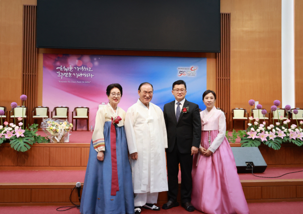 '제4대 고동근 담임목사와 부부 기념촬영