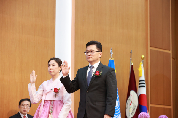 경기남지방회 회장 이병옥 목사는 고동근 취임목사와 교인들을 대상으로 각각 서약을 받은 후 담임목사에게 치리권을 부여하고 취임을 공포했다.