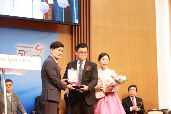 경기남지방회 회장 이병옥 목사(좌/순복음밀알교회)로부터 취임패를 전달받았다.