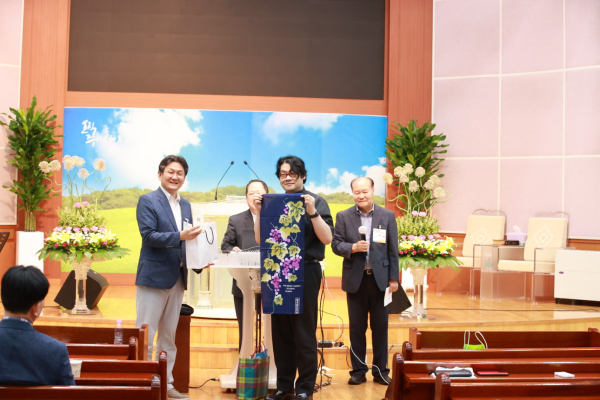 한일 선물교환(총회 이단사이비대책위원장 김태수 목사와 사이토 아츠시 목사)