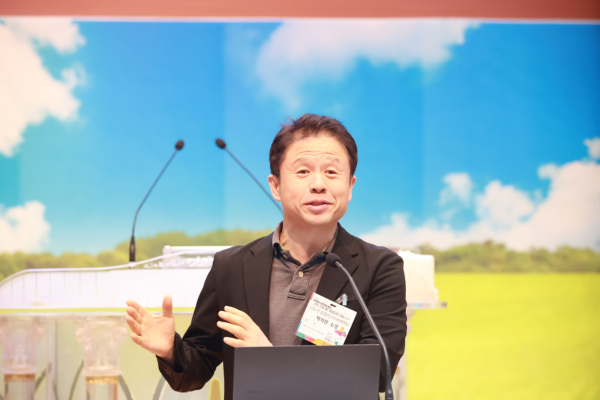 현대종교 탁지원 소장(발행인)은 ‘2026, 온⦁오프라인으로 진화하는 국내⦁외 이단의 포교전략과 대응방안’이라는 주제로 강연했다.국내 이단 신천지, 하나님의교회, 구원파(기독교복음침례회 권신찬 유병언 계열, 대한예수교침례회 이요한 계열⦁박옥수 계열), 여수 엑스포 통해 날개를 단 통일교, 여호와증인, 안식교, 몰몬교와 주목해야 할 이단으로 전능신교(중국 이단, 일명 동방번개, 국내 수천 명 세력, 신천지보다 더 거칠고 집요한 전투적), JMS(정명석), 은혜로교회(예수님은 거짓말쟁이, 성령님은 여자 추정, 타작마당), 예수교연합성결회(이수진 목사) 등을 열거하며 이단의 동향을 소개했다.