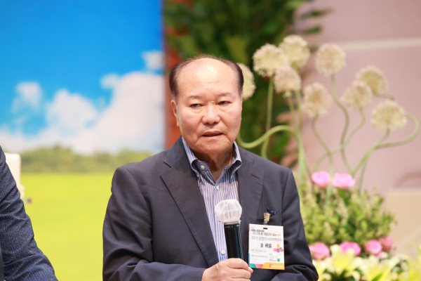 통역으로 섬겨 준 김병호 목사(재일대한기독교회 간사)