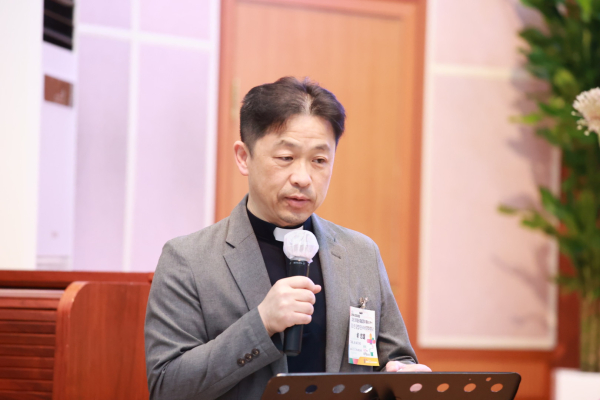 제1강연 탁지일 소장의 강연의 통역을 맡은 탁지웅 신부(동경성안드레주교좌성당 주임사제)