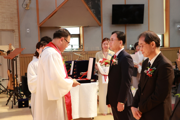 기념패 증정 및 축하 꽃다발 전달