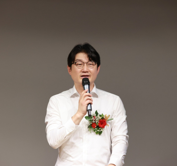 사랑담은교회 담임 홍선범 목사