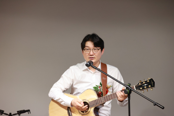 사랑담은교회 담임 홍선범 목사의 경배와 찬양 인도