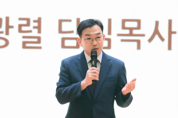 해피장학금 전달 후 인사말을 전하는 거제교회 오광렬 담임목사