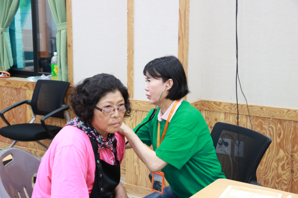 양산 SA의원 원장 조수아 의사가 링거 영양제 주사에 앞서 청진기로 건강상태를 살피고 있다.