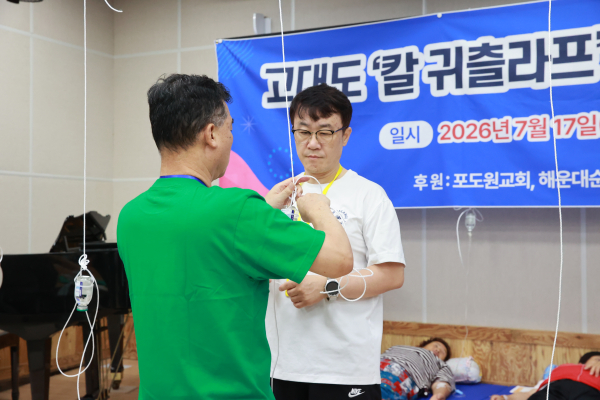 의료선교 일체 세팅을 담당한 전광일 열기구선교단 단장, 김호 주니어킹덤 대표(정면)