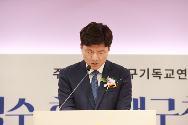 박성수 목사(부산 온누리교회)가 축복기도를 통해 김성수 구청장과 해운대구의 미래를 위해 하나님의 인도하심과 보호하심을 간구했다.